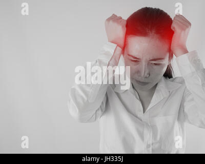Junge asiatische Frau Kopf berühren und mit starken Kopfschmerzen, Konzept Büro Arbeiter Gesundheitswesen Lebensstils. Vorderansicht Menschen. Stockfoto