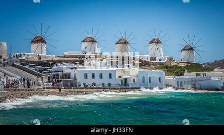 Mykonos, Kykladen, Griechenland. Berühmten Windmühlen an einem klaren und hellen Sommertag. Stockfoto