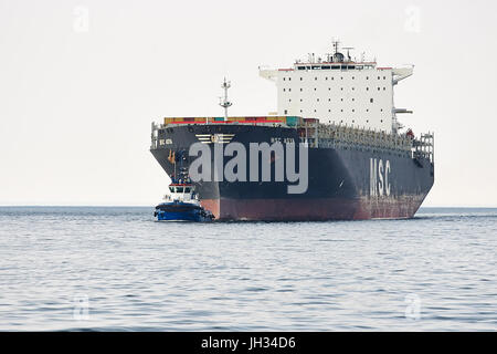 Containerschiff MSC ASYA betritt den Hafen von Gdynia. Stockfoto