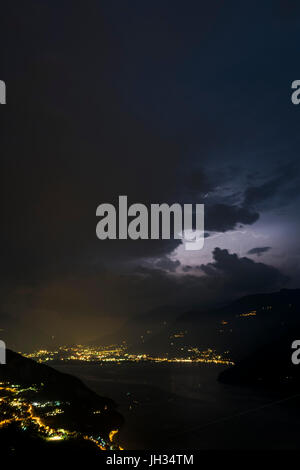 Blitze über Lago d ' Iseo, Italien Stockfoto