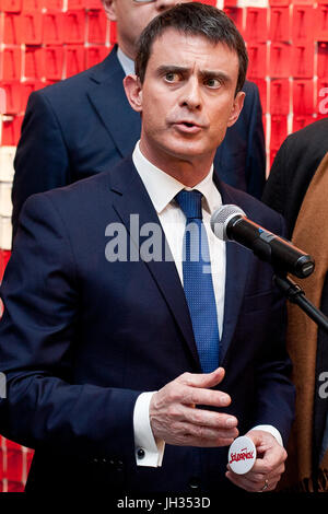 Manuel Valls in 2015, französischer Politiker, ehemaliger Premierminister von Frankreich, während seines Besuchs im Europäischen Zentrums der Solidarität in Danzig abgebildet. Stockfoto