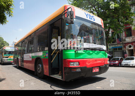 Moderne Busse von Yangon Bus Service (YBS) dienen der ehemaligen Hauptstadt Myanmars Yangon Stockfoto