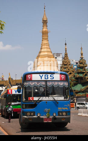 Moderne Busse von Yangon Bus Service (YBS) dienen der ehemaligen Hauptstadt Myanmars Yangon Stockfoto