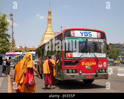 Mönche einsteigen in Bus von Yangon Bus Service (YBS) dienen der ehemaligen Hauptstadt Myanmars Yangon Stockfoto