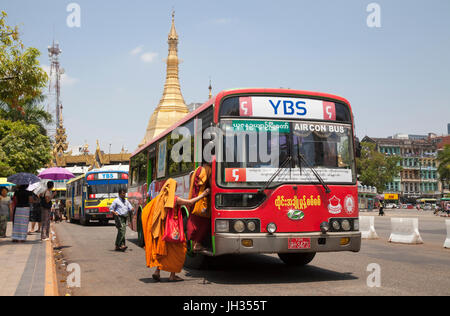 Mönche einsteigen in Bus von Yangon Bus Service (YBS) dienen der ehemaligen Hauptstadt Myanmars Yangon Stockfoto