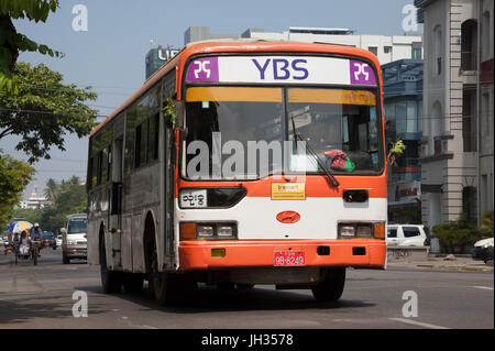 Moderne Busse von Yangon Bus Service (YBS) dienen der ehemaligen Hauptstadt Myanmars Yangon Stockfoto