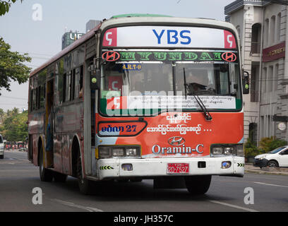 Moderne Busse von Yangon Bus Service (YBS) dienen der ehemaligen Hauptstadt Myanmars Yangon Stockfoto