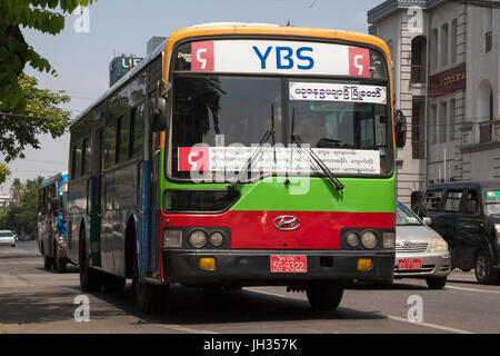 Moderne Busse von Yangon Bus Service (YBS) dienen der ehemaligen Hauptstadt Myanmars Yangon Stockfoto