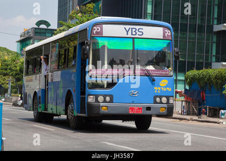 Moderne Busse von Yangon Bus Service (YBS) dienen der ehemaligen Hauptstadt Myanmars Yangon Stockfoto