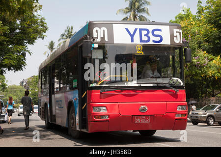 Moderne Busse von Yangon Bus Service (YBS) dienen der ehemaligen Hauptstadt Myanmars Yangon Stockfoto