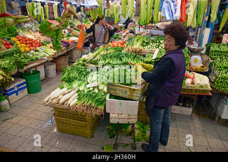 Markt verkaufen frisches Obst und Gemüse in Kowloon, Hong Kong, China. Stockfoto