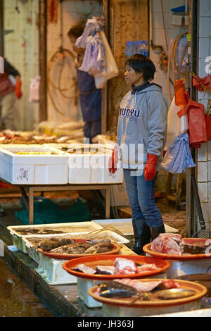 Lebende Fische gekauft und verkauft auf dem Open-Air-Fischmarkt in Kowloon, Hong Kong, China. Stockfoto