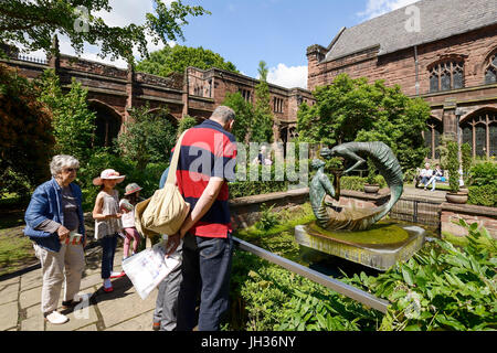 Besucher bewundern das Wasser des Lebens Skulptur im Klostergarten in Chester Cathedral UK Stockfoto