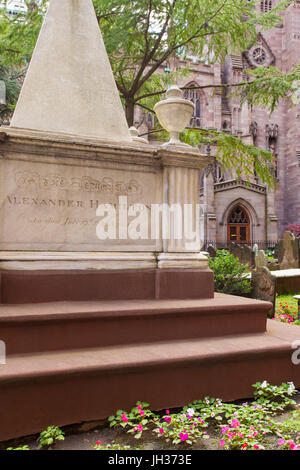 Alexander Hamiltons Grabstätte in der Trinity Church in der Nähe von Ground Zero in Lower Manhattan, New York City, USA Stockfoto