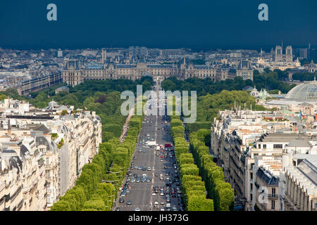 Zeigen Sie nach unten Champs Elysee in Richtung Place De La Concorde und Musée du Louvre an, wie Gewitterwolken in Paris, Frankreich Rollen Stockfoto