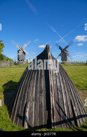 Alte Boot-Installation und hölzerne Windmühlen im Hintergrund. Insel Saaremaa, Estland. Stockfoto