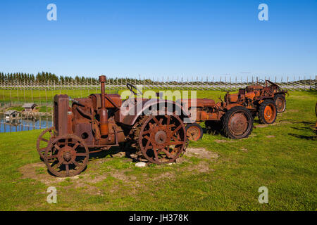 Rostige Oldtimer Traktoren im Feld. Museum-Installation. Stockfoto