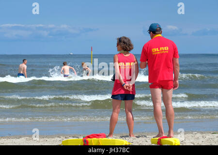 Mitglieder der DLRG deutsche Lebens sparen Gesellschaft beobachten Schwimmer in den Wellen der Nordsee am Strand der Insel Spiekeroog, Deutschland Stockfoto