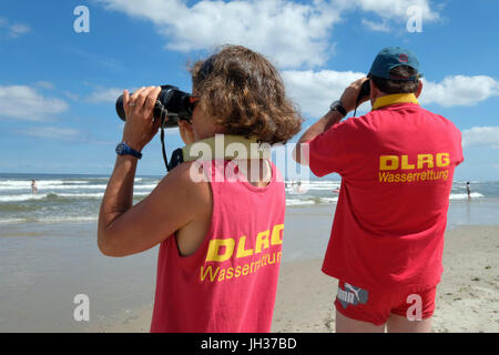 Mitglieder der DLRG deutsche Lebens sparen Gesellschaft beobachten Schwimmer in den Wellen der Nordsee am Strand der Insel Spiekeroog, Deutschland Stockfoto