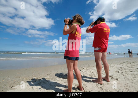 Mitglieder der DLRG deutsche Lebens sparen Gesellschaft beobachten Schwimmer in den Wellen der Nordsee am Strand der Insel Spiekeroog, Deutschland Stockfoto