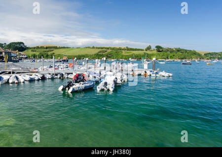 Zahlreiche Schlauchboote gefesselt auf Pontons in Salcombe, Devon Stockfoto