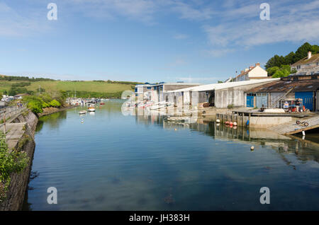 Werften am Rand Wassers bei Shadycombe in Salcombe, South Hams, Devon Stockfoto