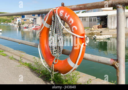 Rettungsring befestigt, Geländer am Rand Wassers bei Shadycombe in Salcombe, South Hams, Devon Stockfoto