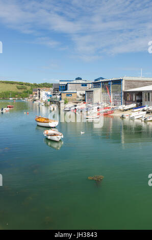 Werften am Rand Wassers bei Shadycombe in Salcombe, South Hams, Devon Stockfoto