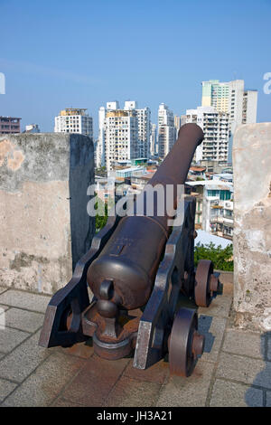 Kanone bewacht die Zinnen des alten Monte Fort in Macau, China Stockfoto