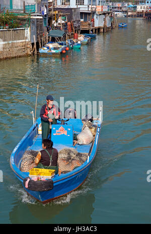 Angeln Boot Überschrift heraus zum Meer aus dem Dorf Tai O wo die Häuser auf Stelzen gebaut sind. Hong Kong, China. Stockfoto