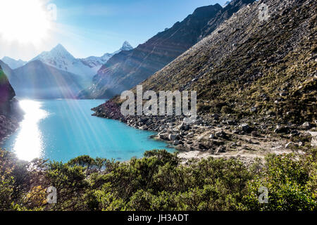 Blick auf Laguna Paron Nevado Pirámide hin Pirámide der Bergkette Cordillera Blanca in den westlichen Anden in Peru, Südamerika. Stockfoto