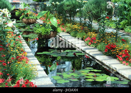 Bei der versunkene Garten, Como Park Zoo und Sternwarte Blick auf saisonale Sommerpflanzen und Blumen Stockfoto