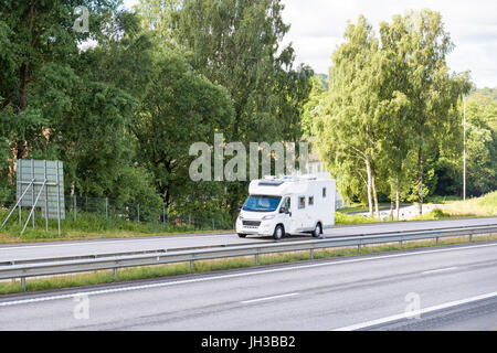 Reisemobil Wohnmobil Wohnmobil Wohnmobil Reisen auf der Autobahn Autobahn Autobahn Model Release: Nein Property Release: Nein. Stockfoto