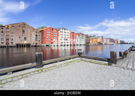 alten Lagerhäuser flankieren den Fluss Nidelva in Trondheim, Norwegen Stockfoto