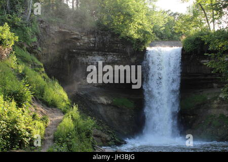 Ein Weg zum Wasserfall Stockfoto