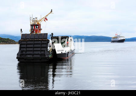 MV Isle of Cumbrae, Ro Ro Autofähre im Besitz von Caledonian MacBrayne Segeln im Loch Fyne aus Portavadie, Tarbert, geladen mit der Fred Olsen cruise Stockfoto