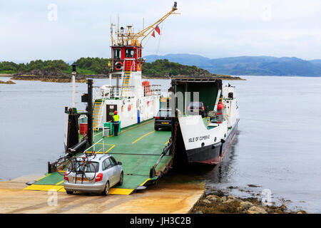 Caledionian MacBrayne Autofähre, "Isle of Cumbrae" Entladen in Tarbert, Loch Fyne, Schottland Stockfoto