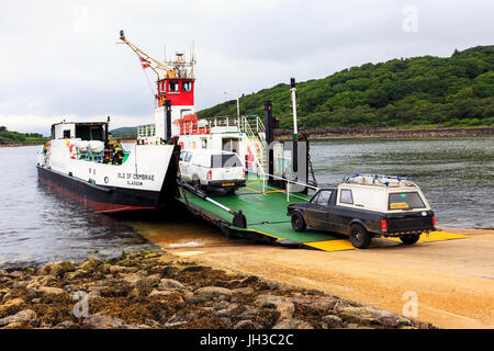 Fahrzeuge auf dem Caledonian MacBrayne Fähre 'Isle von Cumbrae' am Portavadie Slipanlage, an der Kreuzung Tarbert, Loch Fyne, Schottland Stockfoto