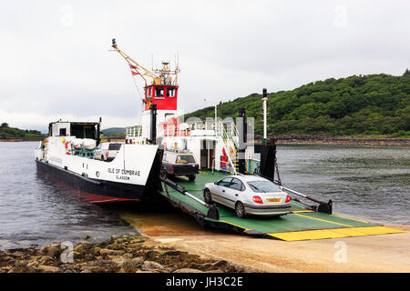 Fahrzeuge auf dem Caledonian MacBrayne Fähre 'Isle von Cumbrae' am Portavadie Slipanlage, an der Kreuzung Tarbert, Loch Fyne, Schottland Stockfoto