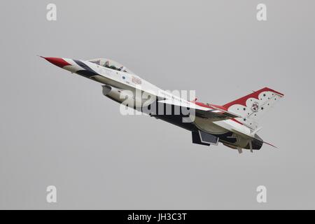 F-16 Fighting Falcon bilden die Kunstflugstaffel USAF Thunderbirds Stockfoto