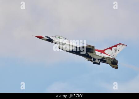 United States Air Force Thunderbirds erklingt in der Royal International Air Tattoo Stockfoto