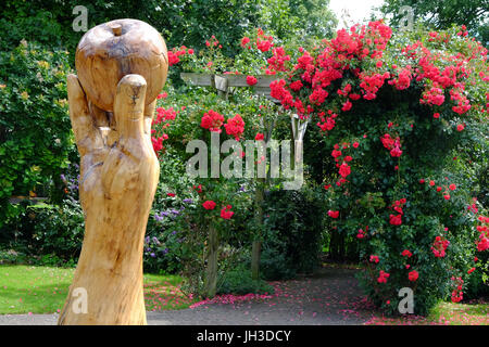 Holzskulptur des Sir Isaac Hand und Apfel in Wyndham Park, Grantham, Lincolnshire, England, UK Stockfoto