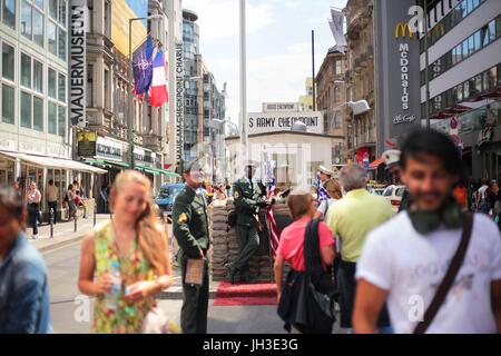 Ein schwarzer Mann verkleidet als US-Soldat Posen für Geld für Touristen, die seine am Checkpoint Charlie in Berlin-Mitte am 10. Juni 2017 fotografieren. Dieses Bild ist Teil einer Serie von Fotos über den Tourismus in Berlin. Foto: Wolfram Steinberg/Dpa | weltweite Nutzung Stockfoto