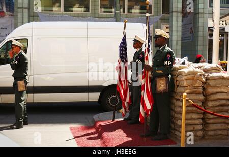 Zwei schwarze Mann verkleidet als uns Soldaten Posen für Geld für Touristen, die ihre Foto am Checkpoint Charlie in Berlin-Mitte am 19. Juni 2017 zu machen. Dieses Bild ist Teil einer Serie von Fotos über den Tourismus in Berlin. Foto: Wolfram Steinberg/Dpa | weltweite Nutzung Stockfoto