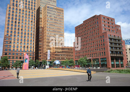 Zuidas (Süd-Achse) ist ein sich rasant entwickelnden Geschäftsviertel in der Innenstadt von Amsterdam. Stockfoto