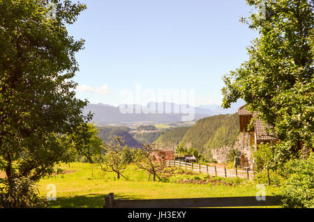 Blick auf ein Tal in Alto Adige Südtirol in Italien Stockfoto