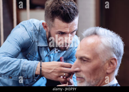 Ernst schön Friseur einen Haarschnitt machen Stockfoto