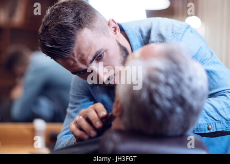 Professionellen männlichen Barbier Bart Styling zu tun Stockfoto