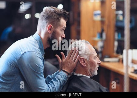 Schöne professionelle Friseur eine Frisur modellieren Stockfoto