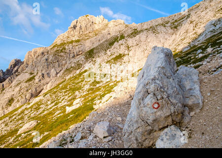 Slowenische Trail Mark, in Richtung Planika Hütte. Stockfoto